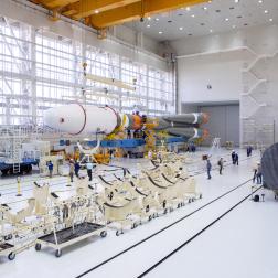 Сборка ракеты «Союз-2.1б» для запуска автоматической станции «Луна-25» на космодроме Восточный. Фото Космического центра «Восточный» (ЦЭНКИ)