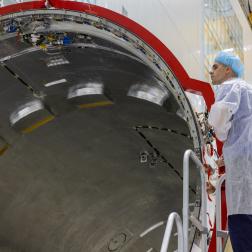 Накатка головного обтекателя на автоматическую станцию «Луна-25» на космодроме Восточный. Фото Роскосмоса