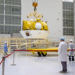 Заправка разгонного блока «Фрегат» для запуска автоматической станции «Луна-25» на космодроме Восточный. Фото Космического центра «Восточный» (ЦЭНКИ)