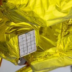 Накатка головного обтекателя на автоматическую станцию «Луна-25» на космодроме Восточный. Фото Роскосмоса