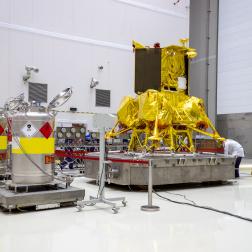 Заправка автоматической станции «Луна-25» на космодроме Восточный. Фото Космического центра «Восточный» (ЦЭНКИ)