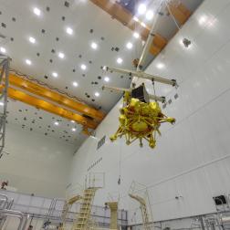 Пристыковка автоматической станции «Луна-25» к разгонному блоку «Фрегат» на космодроме Восточный. Фото Космического центра «Восточный» (ЦЭНКИ)