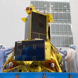 Установка автоматической станции «Луна-25» на рабочее место на космодроме Восточный. Фото Космического центра «Восточный» (ЦЭНКИ)