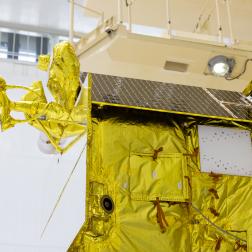 Накатка головного обтекателя на автоматическую станцию «Луна-25» на космодроме Восточный. Фото Роскосмоса