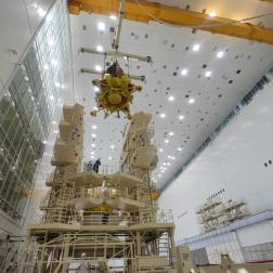 Пристыковка автоматической станции «Луна-25» к разгонному блоку «Фрегат» на космодроме Восточный. Фото Космического центра «Восточный» (ЦЭНКИ)