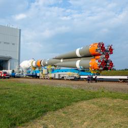 Вывоз ракеты «Союз-2.1б» с автоматической станцией «Луна-25» на стартовый комплекс космодрома Восточный. Фото Космического центра «Восточный» (ЦЭНКИ)