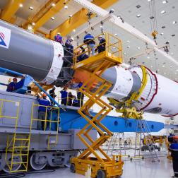 Сборка ракеты «Союз-2.1б» для запуска автоматической станции «Луна-25» на космодроме Восточный. Фото Космического центра «Восточный» (ЦЭНКИ)