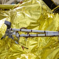 Накатка головного обтекателя на автоматическую станцию «Луна-25» на космодроме Восточный. Фото Роскосмоса