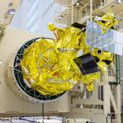 Накатка головного обтекателя на автоматическую станцию «Луна-25» на космодроме Восточный. Фото Роскосмоса