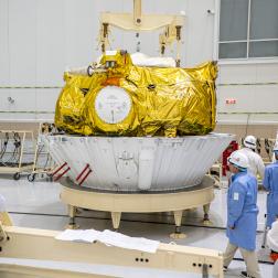 Заправка разгонного блока «Фрегат» для запуска автоматической станции «Луна-25» на космодроме Восточный. Фото Космического центра «Восточный» (ЦЭНКИ)