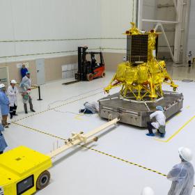 Заправка автоматической станции «Луна-25» на космодроме Восточный. Фото Космического центра «Восточный» (ЦЭНКИ)