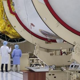 Накатка головного обтекателя на автоматическую станцию «Луна-25» на космодроме Восточный. Фото Космического центра «Южный» (ЦЭНКИ)