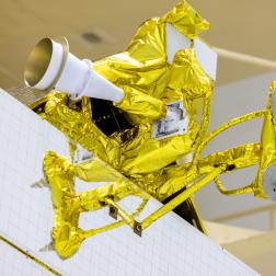 Накатка головного обтекателя на автоматическую станцию «Луна-25» на космодроме Восточный. Фото Роскосмоса