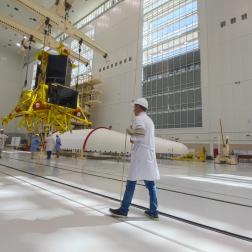 Пристыковка автоматической станции «Луна-25» к разгонному блоку «Фрегат» на космодроме Восточный. Фото Космического центра «Восточный» (ЦЭНКИ)