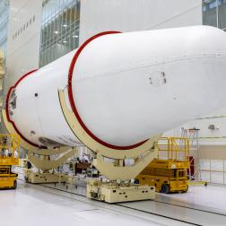 Накатка головного обтекателя на автоматическую станцию «Луна-25» на космодроме Восточный. Фото Роскосмоса