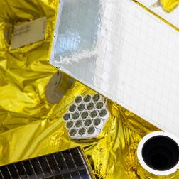 Накатка головного обтекателя на автоматическую станцию «Луна-25» на космодроме Восточный. Фото Роскосмоса