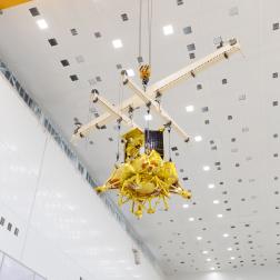 Установка автоматической станции «Луна-25» на рабочее место на космодроме Восточный. Фото Космического центра «Восточный» (ЦЭНКИ)