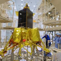 Пристыковка автоматической станции «Луна-25» к разгонному блоку «Фрегат» на космодроме Восточный. Фото Космического центра «Восточный» (ЦЭНКИ)