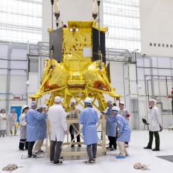 Установка автоматической станции «Луна-25» на рабочее место на космодроме Восточный. Фото Космического центра «Восточный» (ЦЭНКИ)