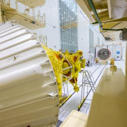 Накатка головного обтекателя на автоматическую станцию «Луна-25» на космодроме Восточный. Фото Роскосмоса