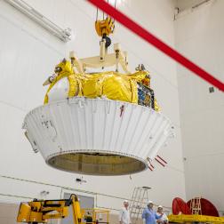 Заправка разгонного блока «Фрегат» для запуска автоматической станции «Луна-25» на космодроме Восточный. Фото Космического центра «Восточный» (ЦЭНКИ)