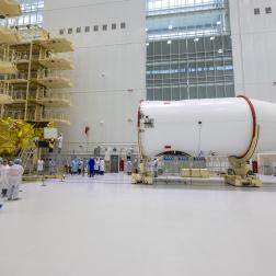 Накатка головного обтекателя на автоматическую станцию «Луна-25» на космодроме Восточный. Фото Роскосмоса