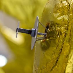 Накатка головного обтекателя на автоматическую станцию «Луна-25» на космодроме Восточный. Фото Роскосмоса