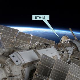 Панорама РС МКС с отмеченным на ней расположением детекторного блока аппаратуры БТН-М1 снаружи СМ «Звезда». Изображение  РКК «Энергия», 2006 г.
