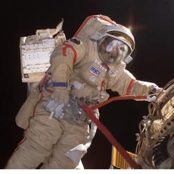 Космонавт Михаил Тюрин после подключения аппаратуры БТН-М1 снаружи служебного модуля российского сегмента МКС «Звезда». Фото NASA / SCIENCE PHOTO LIBRARY, 2007 г.
