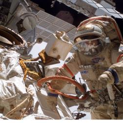 Космонавт Майкл А. Лопес-Алегрия после подключения аппаратуры БТН-М1 снаружи служебного модуля российского сегмента МКС «Звезда». Фото NASA / SCIENCE PHOTO LIBRARY, 2007 г.