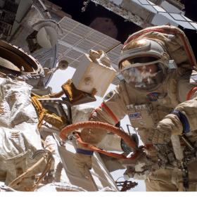 Космонавт Майкл А. Лопес-Алегрия после подключения аппаратуры БТН-М1 снаружи служебного модуля российского сегмента МКС «Звезда». Фото NASA / SCIENCE PHOTO LIBRARY, 2007 г.