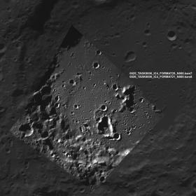 Кратер Зееман, съёмка двух посадочных камер телевизионного комплекса СТС-Л на борту космического аппарата «Луна-25» 17.08.2023 во время полета по орбите искусственного спутника Луны. Фон: данные камеры LROC аппарата LRO (NASA). Фотография: ИКИ РАН
