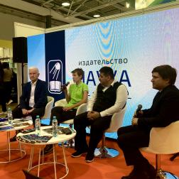 Участники презентации научно-популярного журнала «Земля и Вселенная» 30 августа 2023 г. на Московской международной книжной ярмарке. Фото: А. Богач, ИКИ РАН