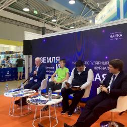 Участники презентации научно-популярного журнала «Земля и Вселенная» 30 августа 2023 г. на Московской международной книжной ярмарке. Фото: А. Богач, ИКИ РАН