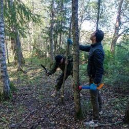 Кандидаты в экипаж эксперимента SIRIUS-23 на практическом курсе по выживанию на территории Смоленской области 7-8 сентября 2023 г. Фотография: ИМБП РАН