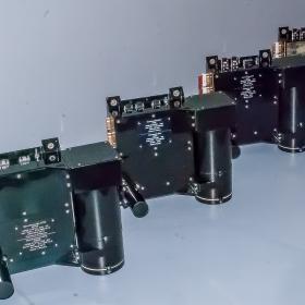 Слева направо: технологический, конструкторско-доводочный, летный и запасной образцы прибора МГНС миссии к Меркурию «БепиКоломбо» (ESA-JAXA). Запасной образец находиться на этапе сборки, 2013 г. Фото ИКИ РАН