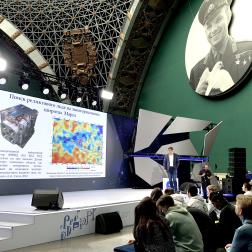 Андрей Садовский, ученый секретарь ИКИ РАН, читает лекцию «Через науку к звездам: новейшие разработки космической отрасли» в рамках лектория общества «Знание» на Международной выставке-форуме «Россия» . Фотография: Т. Жаркова, ИКИ РАН