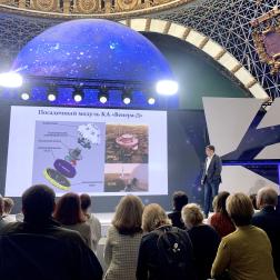 Андрей Садовский, ученый секретарь ИКИ РАН, читает лекцию «Через науку к звездам: новейшие разработки космической отрасли» в рамках лектория общества «Знание» на Международной выставке-форуме «Россия» . Фотография: Т. Жаркова, ИКИ РАН