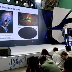 Андрей Садовский, ученый секретарь ИКИ РАН, читает лекцию «Через науку к звездам: новейшие разработки космической отрасли» в рамках лектория общества «Знание» на Международной выставке-форуме «Россия» . Фотография: Т. Жаркова, ИКИ РАН