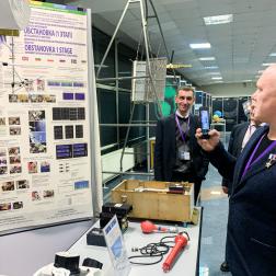 Открытие Третьей международной конференции «Наука на МКС» 20 ноября 2023 г. Космонавт Олег Артемьев на выставке. Фото: Т. Жаркова, ИКИ РАН