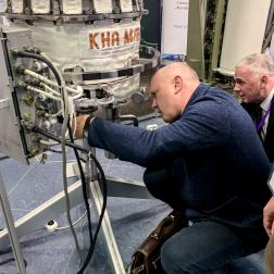 Открытие Третьей международной конференции «Наука на МКС» 20 ноября 2023 г. Космонавт Олег Артемьев на выставке. Фото: Т. Жаркова, ИКИ РАН