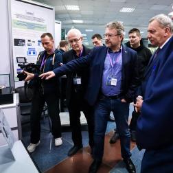 Открытие Третьей международной конференции «Наука на МКС» 20 ноября 2023 г. Генеральный директор ГК «Роскосмос» Юрий Борисов на выставке. Фото: Т. Жаркова, ИКИ РАН