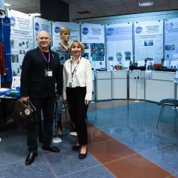 Открытие Третьей международной конференции «Наука на МКС» 20 ноября 2023 г. Космонавт Олег Артемьев на выставке. Фото: Т. Жаркова, ИКИ РАН