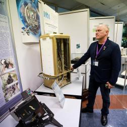 Открытие Третьей международной конференции «Наука на МКС» 20 ноября 2023 г. Космонавт Олег Артемьев на выставке. Фото: Т. Жаркова, ИКИ РАН