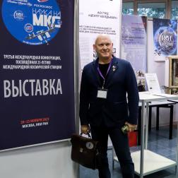 Открытие Третьей международной конференции «Наука на МКС» 20 ноября 2023 г. Космонавт Олег Артемьев на выставке. Фото: Т. Жаркова, ИКИ РАН