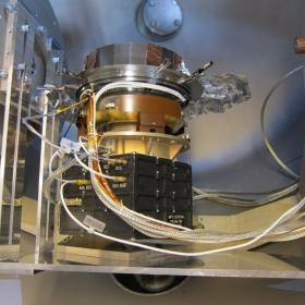 Испытания в вакуумной камере (LATMOS, CNES, Франция) летного образца прибра ПИКАМ в составе плазменного комплекса SERENA  для миссии к Меркурию «БепиКоломбо» (ESA-JAXA). Фото CNRS