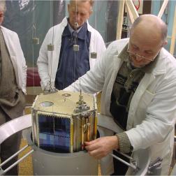 Микроспутник «Чибис-М» в транспортно-пусковом контейнере, СКБ КП ИКИ РАН, г. Таруса. Фото ИКИ РАН