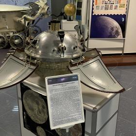 Макет станции «Луна-9» в выставочном зале ИКИ РАН. Фотография: А. С. Богач, ИКИ РАН