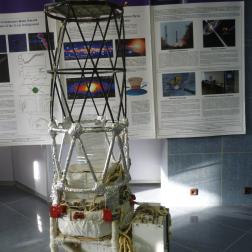 Модуль рентгеновского телескопа АРТ-П космической обсерватории ГРАНАТ, технологический образец, масштаб 1:1, на выставке ИКИ РАН. Авторы: Отдел астрофизики высоких энергий Института космических исследований АН СССР (Москва), заведующий отделом М. Н. Павлинский, С. А. Гребенев, М. Л. Маркевич, Р. А. Сюняев. Фотография: ИКИ РАН