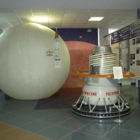 Аэростатный зонд аппарата «Вега», технологический образец, масштаб 1:1, на выставке ИКИ РАН. Фотография: ИКИ РАН